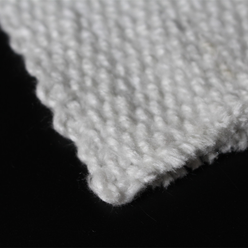 ¿Cuáles son los beneficios de usar tela cerámica en aplicaciones de alta temperatura?